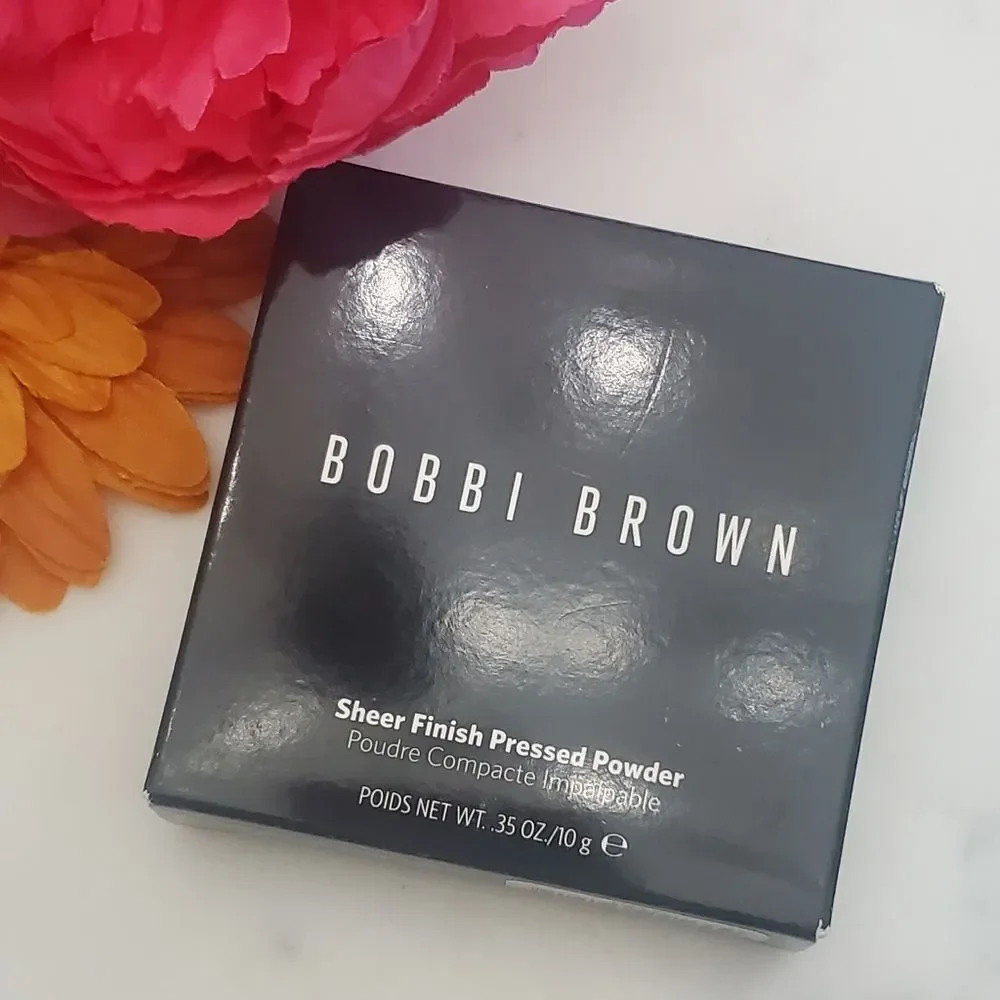 Bobbi Brown Sheer Blurring Pressed Finishing Powder Compact in Pale Yellow